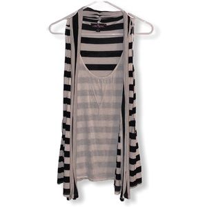 Almost Famous sleeveless blouse w/vest. Size Large